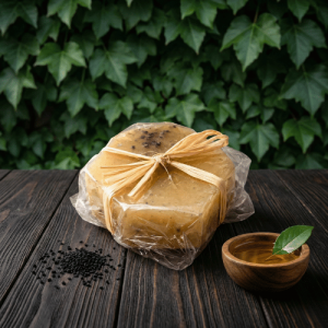 Savon à l'huile de nigelle accompagné D'un peu d'huile avec Une feuille naturelle végétale et des graines de Nigelle